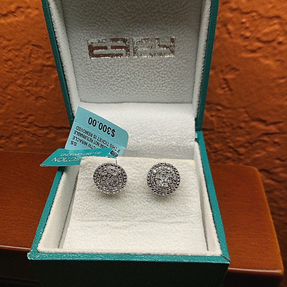 Effy 1/10 ctw diamond stud earrings